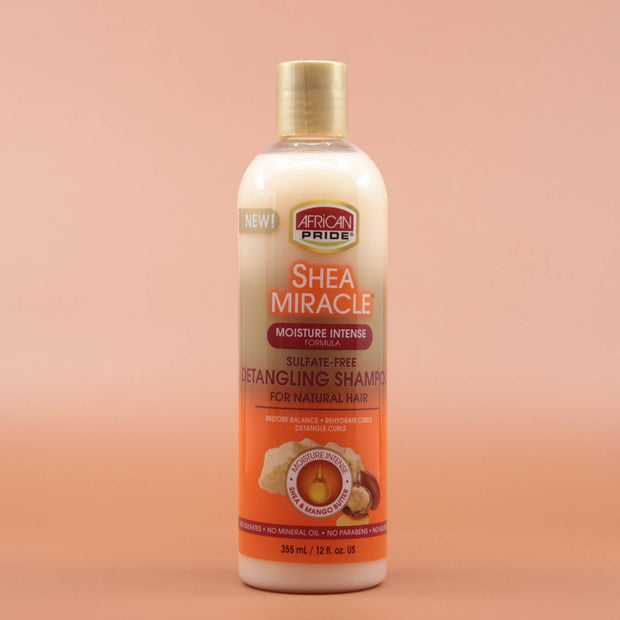 Das Haarpflegeprodukt AFRICAN PRIDE Detangling Shampoo 355ml in der Vorderansicht vor einem braun-orangen Hintergrund.