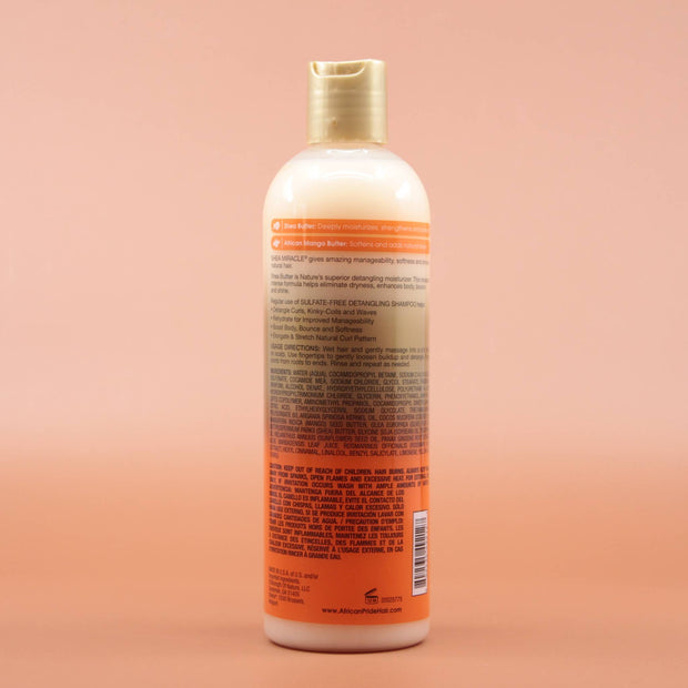 Das Haarpflegeprodukt AFRICAN PRIDE Detangling Shampoo 355ml in der Rückansicht vor einem braun-orangen Hintergrund.