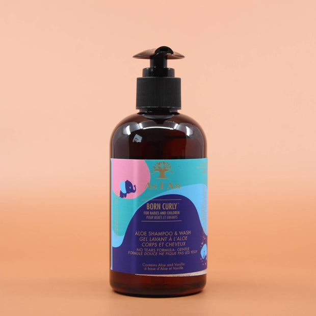 Zu sehen ist das Produkt AS I AM Born Curly Aloe Shampoo 240ml in der Vorderansicht, vor einem braun-orangenen Hintergrund.