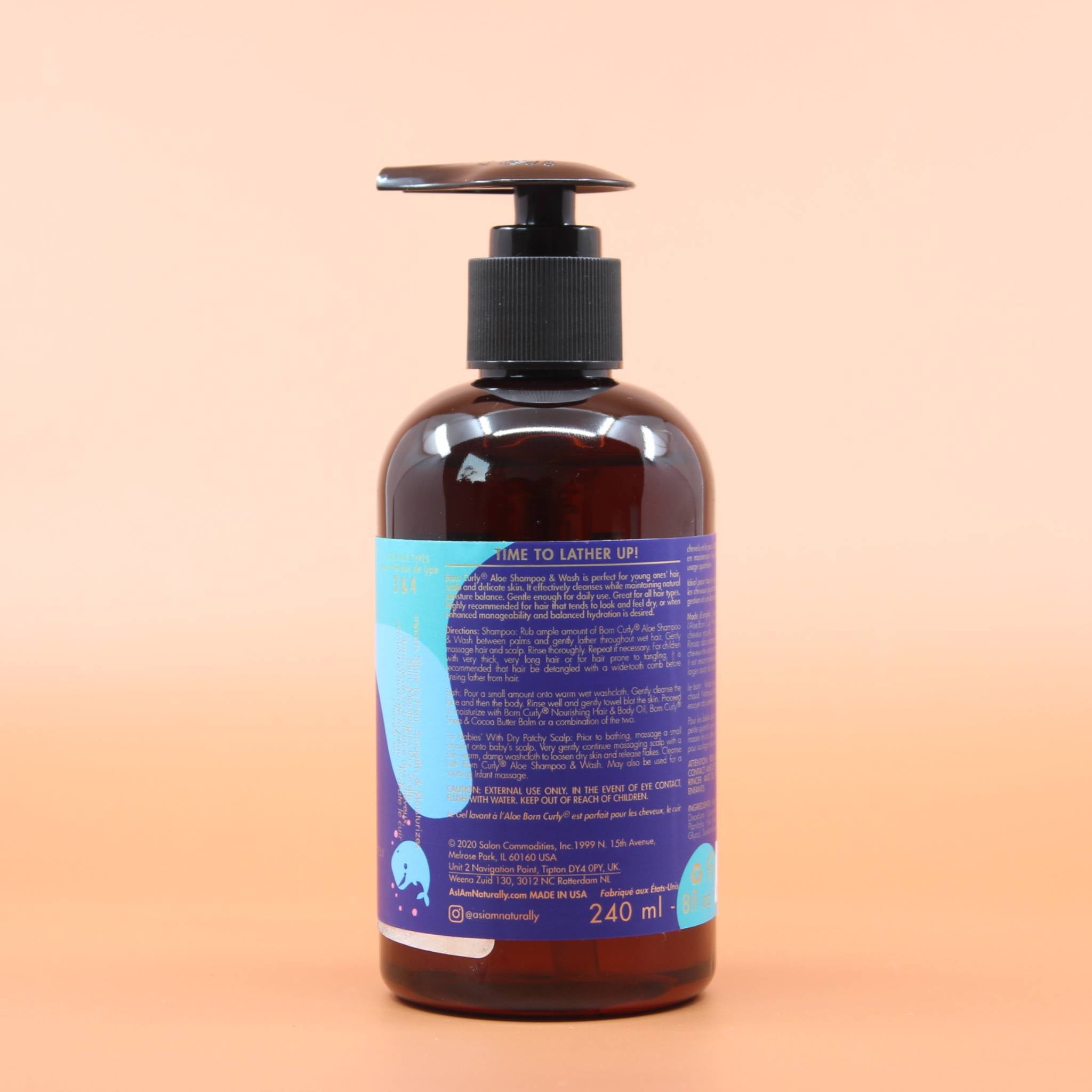 Zu sehen ist das Produkt AS I AM Born Curly Aloe Shampoo 240ml von Hinten, vor einem braun-orangenen Hintergrund.