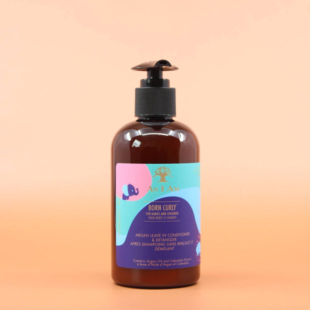Zu sehen ist das Produkt AS I AM Born Curly Argan Leave-In Conditioner 240ml in der Vorderansicht, vor einem braun-orangenen Hintergrund