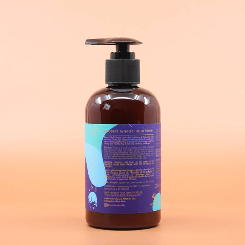Zu sehen ist das Produkt AS I AM Born Curly Argan Leave-In Conditioner 240ml von Hinten, vor einem braun-orangenen Hintergrund