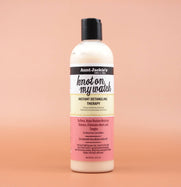 AUNT JACKIES Knot on my watch Instant Detangling Therapy 355ml in der Vorderansicht vor einem braun-orangen Hintergrund