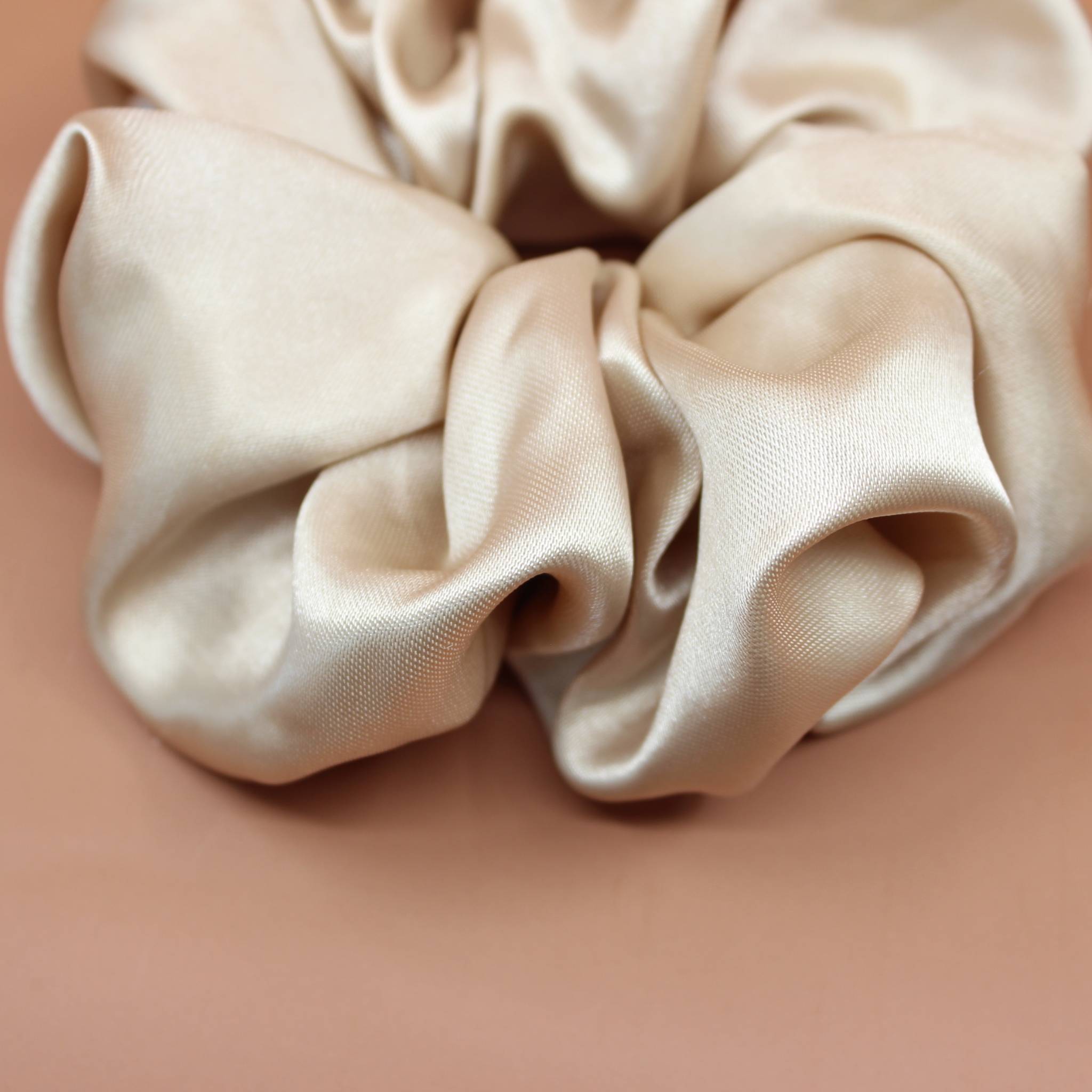Afro Scrunchie Satin Beige Nahaufnahme
