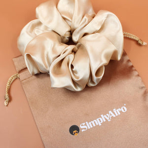 Afro Scrunchie Satin Beige liegend auf einem braunen SimplyAfro Säckchen