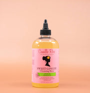 Das Haarpflegeprodukt CAMILLE ROSE Sweet Ginger Cleansing Rinse Shampoo 355ml in der Vorderansicht vor einem braun-orangen Hintergrund.