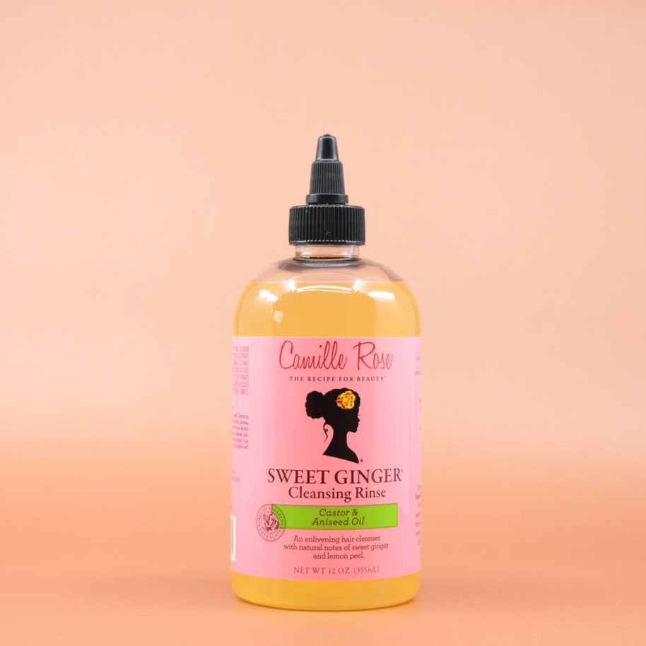 Das Haarpflegeprodukt CAMILLE ROSE Sweet Ginger Cleansing Rinse Shampoo 355ml in der Vorderansicht vor einem braun-orangen Hintergrund.