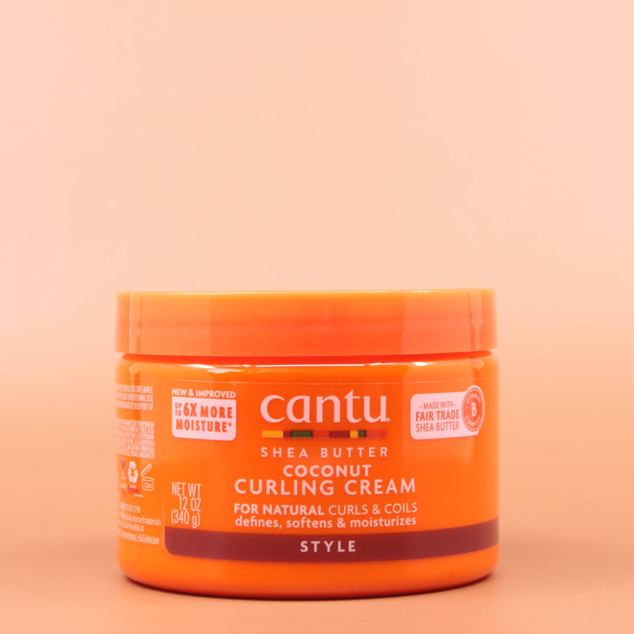 CANTU Coconut Curling Cream 340g Vorderansicht des Produkts vor einem braunen Hintergrund.