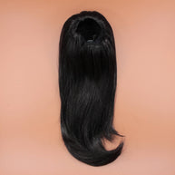 DREAM HAIR Ponytail Straight 14 inches, Farbe 1 (dunkelbraun) in der Rückansicht vor einem braun-orangen Hintergrund.