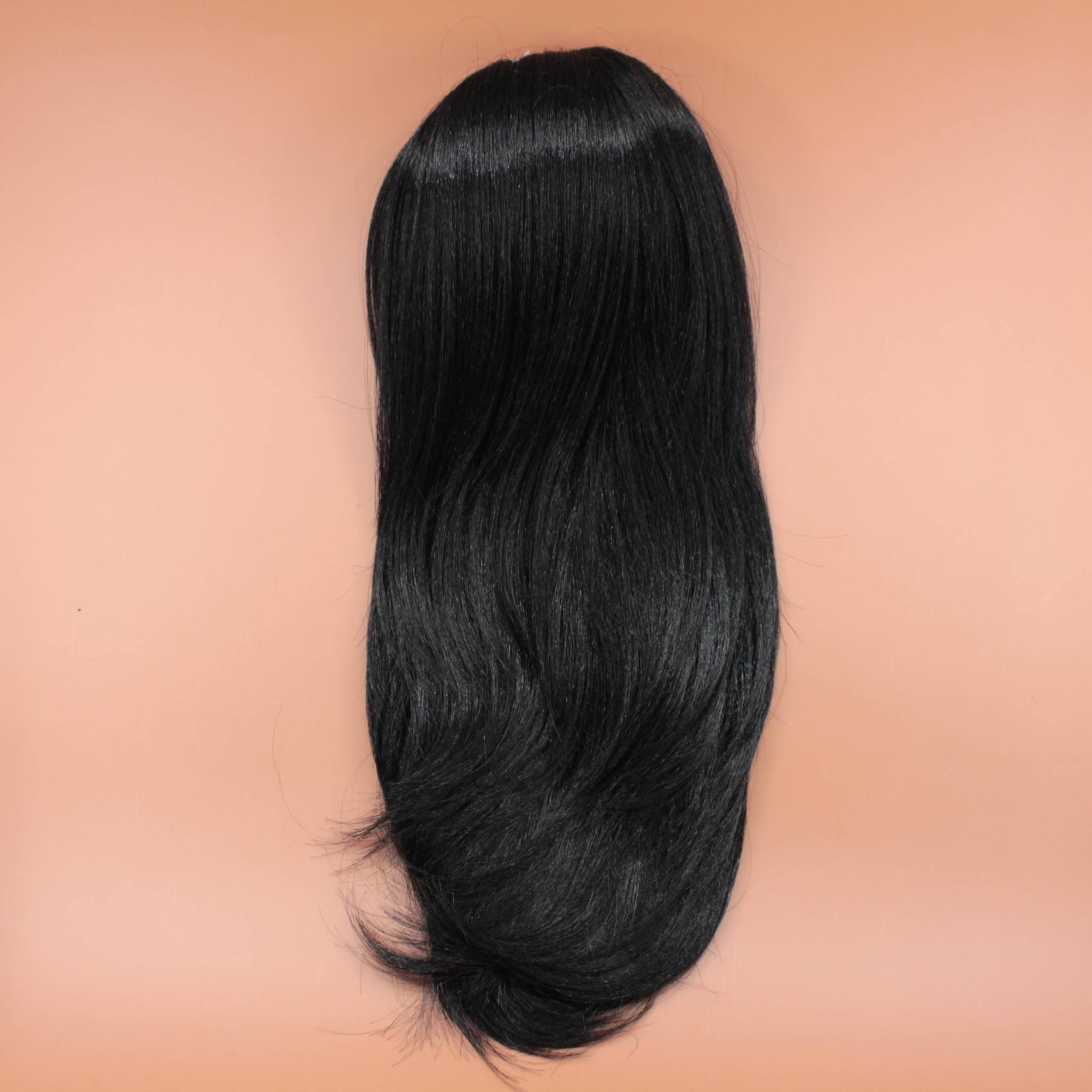 DREAM HAIR Ponytail Straight 14 inches, Farbe 1 (schwarz) in der Vorderansicht vor einem braun-orangen Hintergrund.