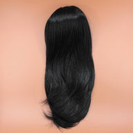 DREAM HAIR Ponytail Straight 14 inches, Farbe 1 (schwarz) in der Vorderansicht vor einem braun-orangen Hintergrund.