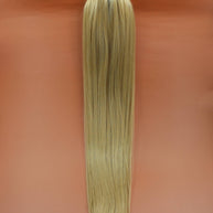 DREAM HAIR Ponytail Straight 30'', Farbe 22 (blond) in der Vorderansicht vor einem braun-orangen Hintergrund.