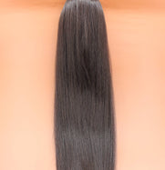 DREAM HAIR Ponytail Straight 30'', Farbe 4 (braun) in der Vorderansicht vor einem braun-orangen Hintergrund.