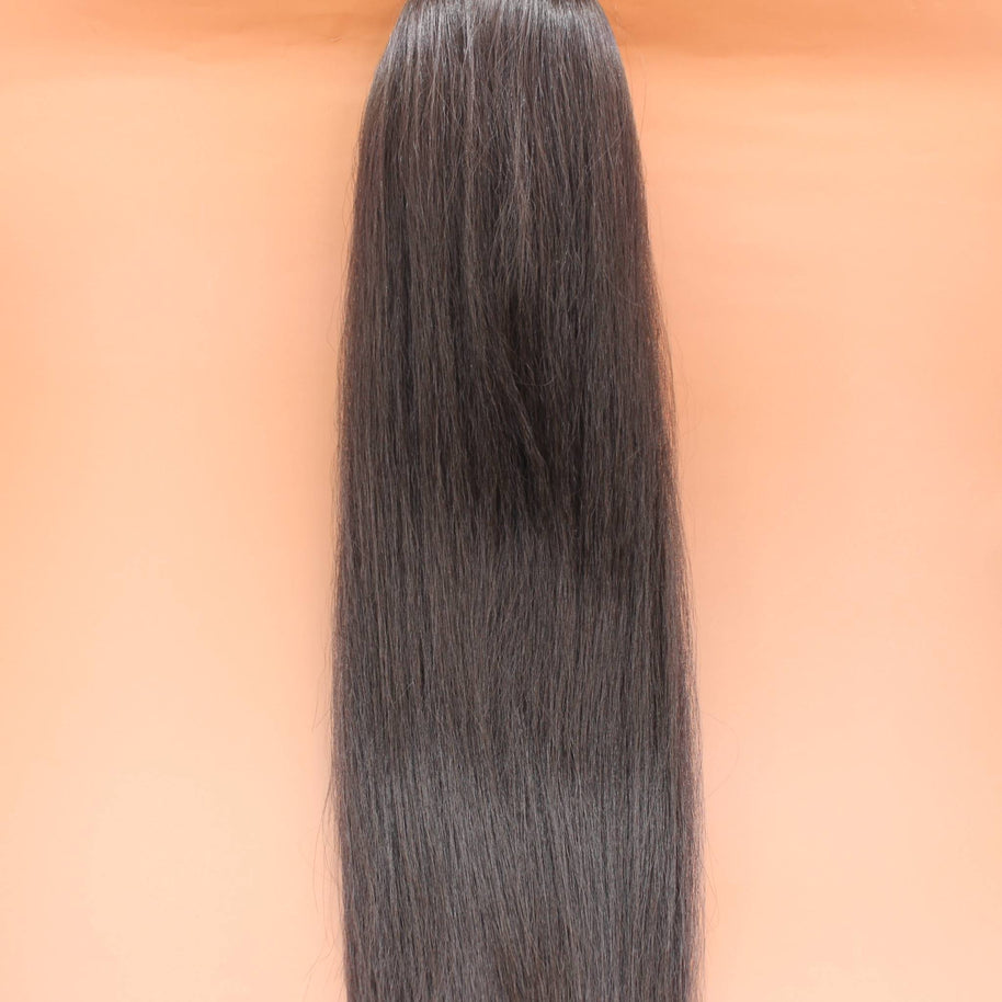 DREAM HAIR Ponytail Straight 30'', Farbe 4 (braun) in der Vorderansicht vor einem braun-orangen Hintergrund.