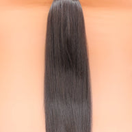 DREAM HAIR Ponytail Straight 30'', Farbe 4 (braun) in der Vorderansicht vor einem braun-orangen Hintergrund.