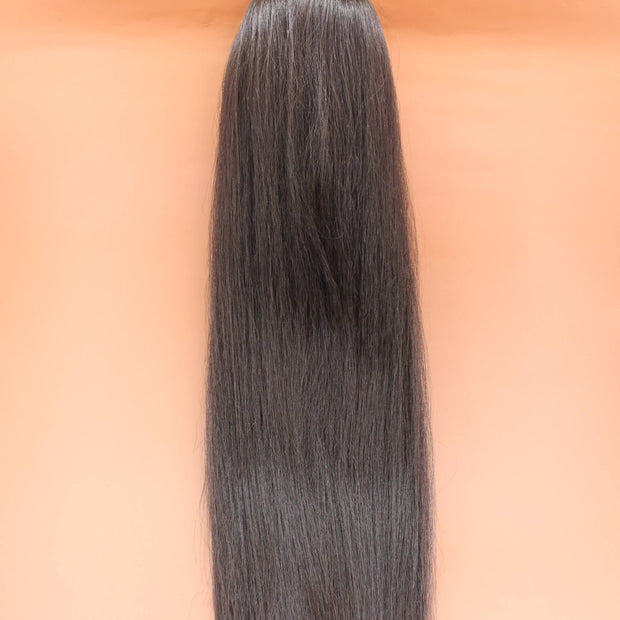 DREAM HAIR Ponytail Straight 30'', Farbe 4 (braun) in der Vorderansicht vor einem braun-orangen Hintergrund.