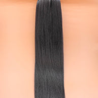DREAM HAIR Ponytail Straight 30'', Farbe 2 (dunkelbraun) in der Vorderansicht vor einem braun-orangen Hintergrund.