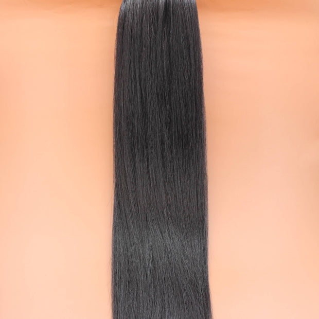 DREAM HAIR Ponytail Straight 30'', Farbe 2 (dunkelbraun) in der Vorderansicht vor einem braun-orangen Hintergrund.