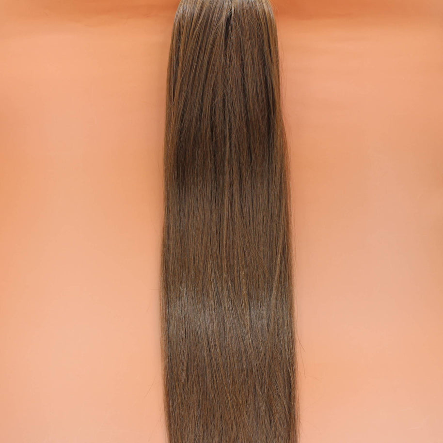 DREAM HAIR Ponytail Straight 30'', Farbe 8 (mittelbraun) in der Vorderansicht vor einem braun-orangen Hintergrund.