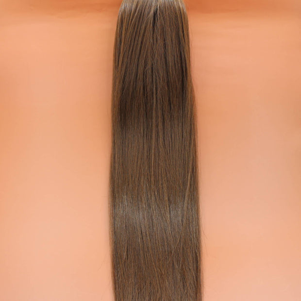 DREAM HAIR Ponytail Straight 30'', Farbe 8 (mittelbraun) in der Vorderansicht vor einem braun-orangen Hintergrund.