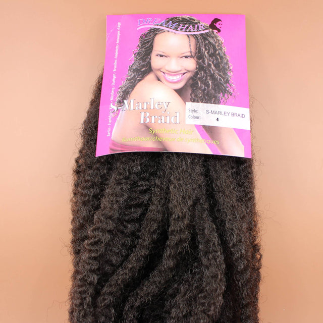 Zu sehen ist das Produkt DREAM HAIR Marley Twist Braiding Hair #4 in der Vorderansicht, vor einem braun-orangenen Hintergrund.