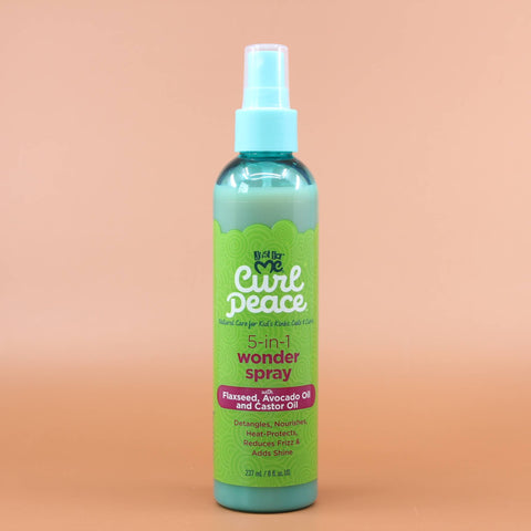 Das Produkt JUST FOR ME Curl Peace 5-in-1 Wonder Spray 237ml Vorderansicht vor einen Braun-Orangenen Hintergrund