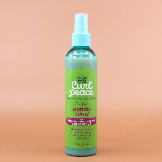 Das Produkt JUST FOR ME Curl Peace 5-in-1 Wonder Spray 237ml Vorderansicht vor einen Braun-Orangenen Hintergrund