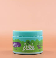 Das Kinder Haarpflegeprodukt JUST FOR ME Curl and Coil Cream Kids 340g in der Vorderansicht vor einem braun-orangen Hintergrund.