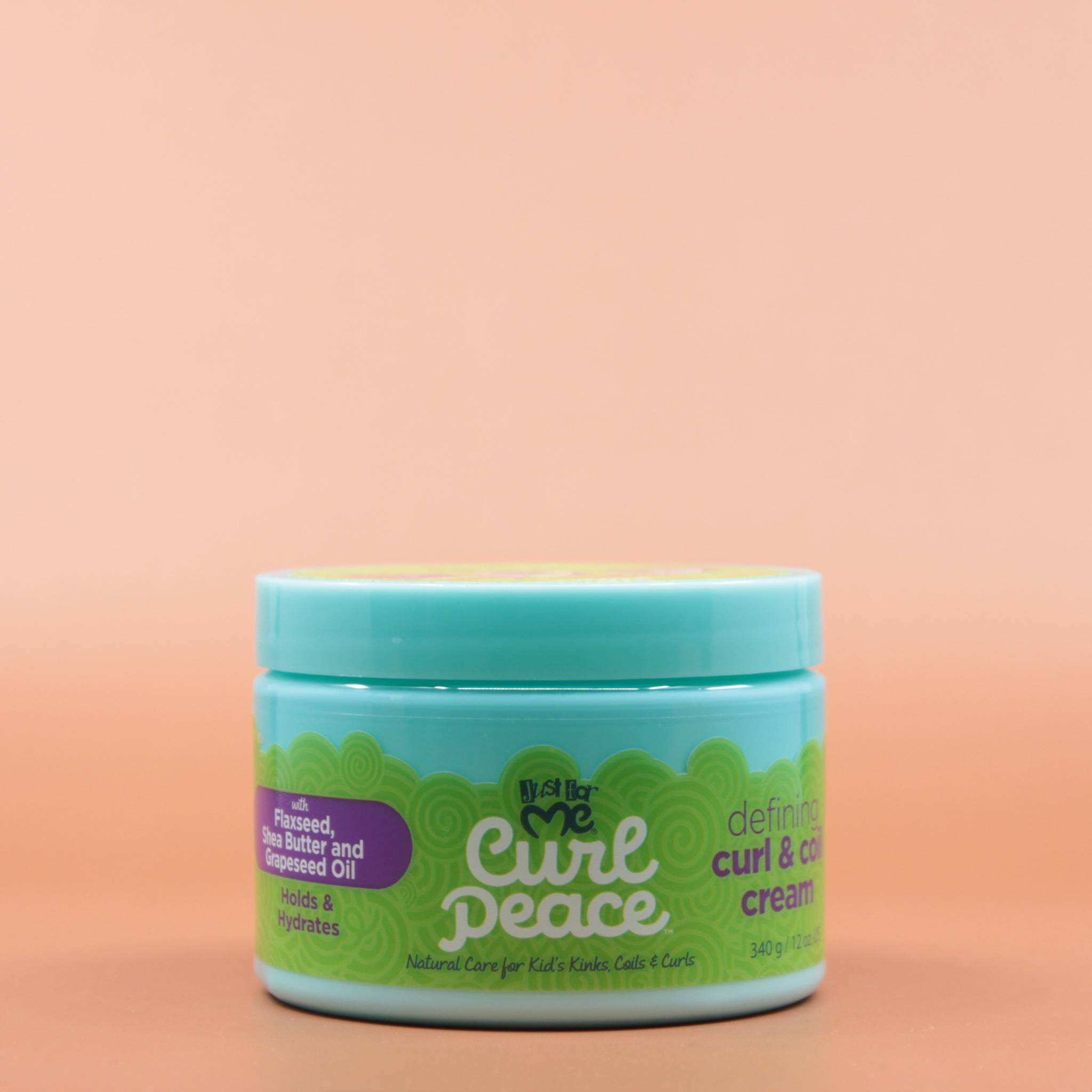 Das Kinder Haarpflegeprodukt JUST FOR ME Curl and Coil Cream Kids 340g in der Vorderansicht vor einem braun-orangen Hintergrund.