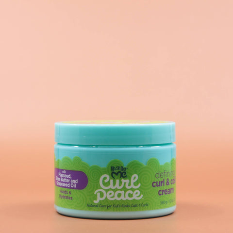 Das Kinder Haarpflegeprodukt JUST FOR ME Curl and Coil Cream Kids 340g in der Vorderansicht vor einem braun-orangen Hintergrund.