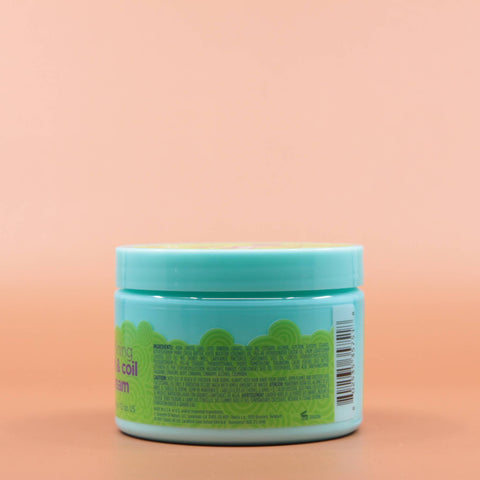 Das Kinder Haarpflegeprodukt JUST FOR ME Curl and Coil Cream Kids 340g in der Rückansicht vor einem braun-orangen Hintergrund.