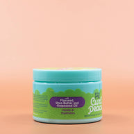 Das Kinder Haarpflegeprodukt JUST FOR ME Curl and Coil Cream Kids 340g in der Seitenansicht vor einem braun-orangen Hintergrund.