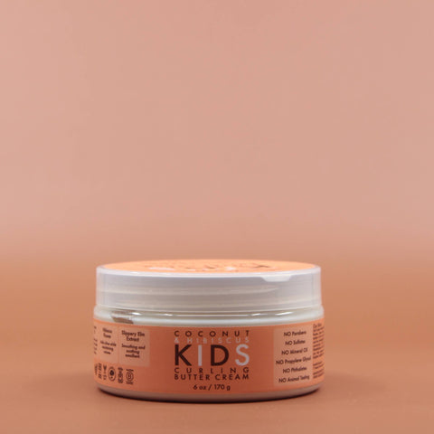 Das Kinder Haarpflegeprodukt SHEA MOISTURE Kids Curling Butter Cream 170g in der Vorderansicht vor einem braun-orangen Hintergrund.